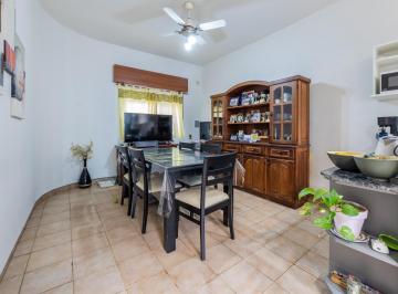 Casa · 110m² · 5 Ambientes · 1 Cochera · Casa en Venta con Cochera en Barrio Azcuénaga