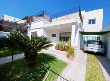 Casa · 230m² · 4 Ambientes · 3 Cocheras · Casa en Venta Multifamiliar) Casa + Departamento en Planta Alta