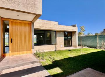 Casa · 655m² · 4 Ambientes · 2 Cocheras · Casa en Chacras de Coria