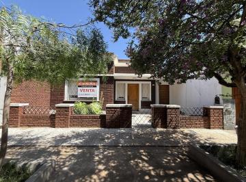 Casa · 150m² · 4 Ambientes · 2 Cocheras · Casa en Venta de 2 Dorm.. Amplio Terreno de 500 m². Centro Zárate