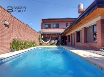 Casa · 303m² · 5 Ambientes · 3 Cocheras · Casa en Venta, Zona Villa Luzuriaga