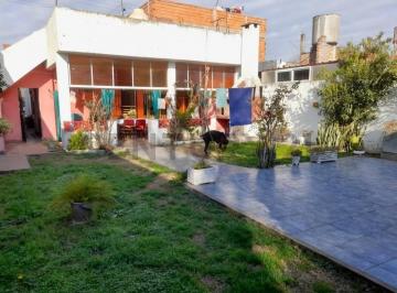 Casa · 143m² · 4 Ambientes · 1 Cochera · Casa 4 Amb. en Lote Propio con Cochera Techada, Jardín y Terraza en Merlo
