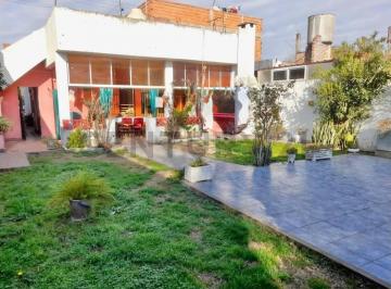 Casa · 143m² · 4 Ambientes · 1 Cochera · Casa 4 Amb. en Lote Propio con Cochera Techada, Jardín y Terraza en Merlo