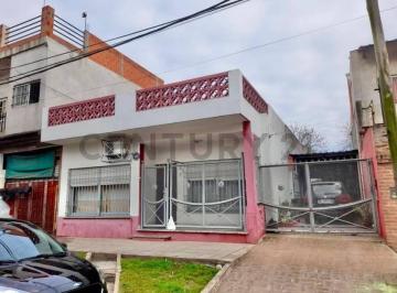 Casa · 143m² · 4 Ambientes · 1 Cochera · Casa 4 Amb. en Lote Propio con Cochera Techada, Jardín y Terraza en Merlo