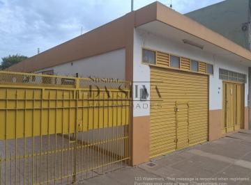 Casa · 141m² · 4 Ambientes · 3 Cocheras · Espaciosa Casa con Local y Salida a Dos Calles en m. Acosta