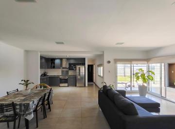 Casa · 133m² · 3 Ambientes · 2 Cocheras · Venta | Permuta - Casa de 1 Dormitorio con Cochera Doble - Campiñas de Piñero.