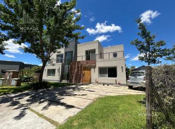 Casa · 234m² · 6 Ambientes · 2 Cocheras · Casa en Venta 6 Ambientes Barrio Cerrado Santa Guadalupe Pilar del Este con Pileta