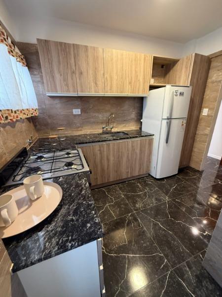 Magnífico departamento de 2 ambientes, reciclado a nuevo, con balcón saliente