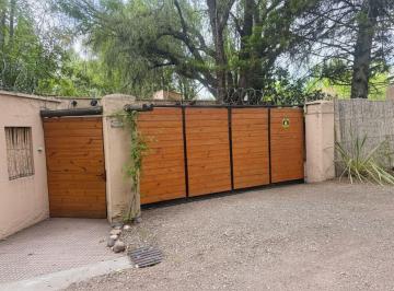 Casa de 4 ambientes, Luján de Cuyo · Casa Apto Profesional en Venta en Vistalba | 1300 m² Terreno | Zcm3 Sin Expensas