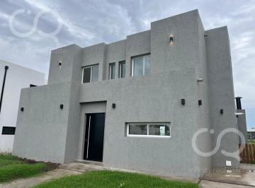 Casa · 188m² · 5 Ambientes · 2 Cocheras · Venta Casa en Pilar del Este - Santa Lucía