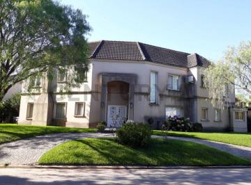 Casa · 250m² · 5 Ambientes · Casa 5 Ambientes 250 Superficie Lote 600 m, con Pileta y Parquización Barrio Septiembre
