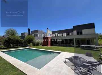 Casa · 265m² · 5 Ambientes · 2 Cocheras · Casa 5 Ambientes en Venta con Pileta en Weston