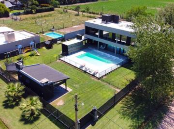 Casa · 505m² · 5 Ambientes · 2 Cocheras · Imponente Propiedad de 4 Dorm. en Barrio Las Tardes