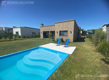 Casa · 25m² · 4 Ambientes · 3 Cocheras · Oportunidad! Lote Interno 3 Dorm. y Pileta!