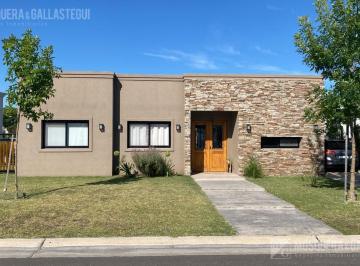 Casa · 115m² · 4 Ambientes · 3 Cocheras · Oportunidad! Lote Interno 3 Dorm. y Pileta!
