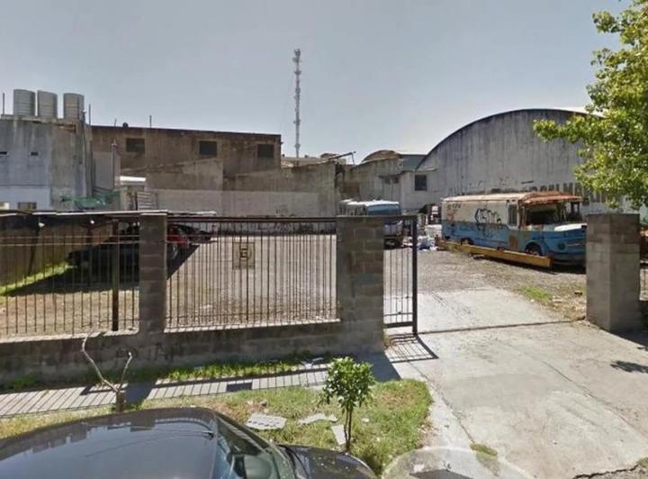 Terreno · 892m²