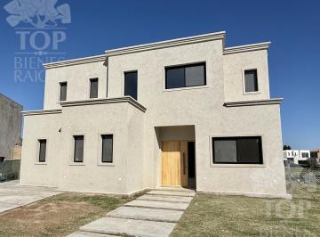 Casa · 240m² · 6 Ambientes · Casa Al Agua en Venta en Laguna Grande