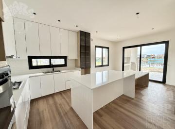 Casa · 240m² · 6 Ambientes · 4 Cocheras · Casa Al Agua en Venta en Santa Ana - Villanueva