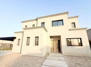 Casa · 240m² · 6 Ambientes · 2 Cocheras · Casa Al Agua en Venta en Santa Ana - Villanueva