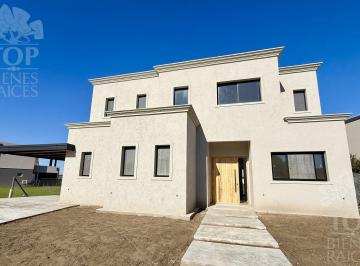 Casa · 240m² · 6 Ambientes · 2 Cocheras · Casa Al Agua en Venta en Santa Ana - Villanueva