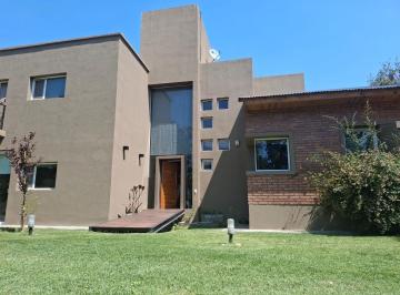 Casa · 340m² · 5 Ambientes · 5 Cocheras · Venta de Casa de 4 Dorm. en B° Privado Las Pergolas