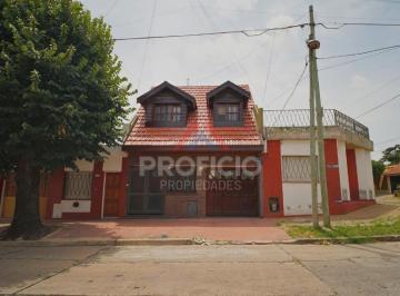 Casa · 127m² · 4 Ambientes · 1 Cochera · Casa en Bernal Oeste