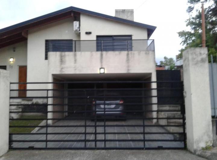 Casa · 240m² · 5 Ambientes · 2 Cocheras