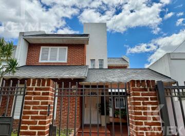 Casa · 179m² · 5 Ambientes · 2 Cocheras · Casa en Venta en La Plata | Dos Plantas | Pileta | Garage | Escritura Inmediata