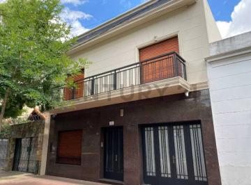 Casa · 214m² · 7 Ambientes · 1 Cochera · 70 Entre 13 y 14 Casa en Venta 4 Dorm., La Plata.