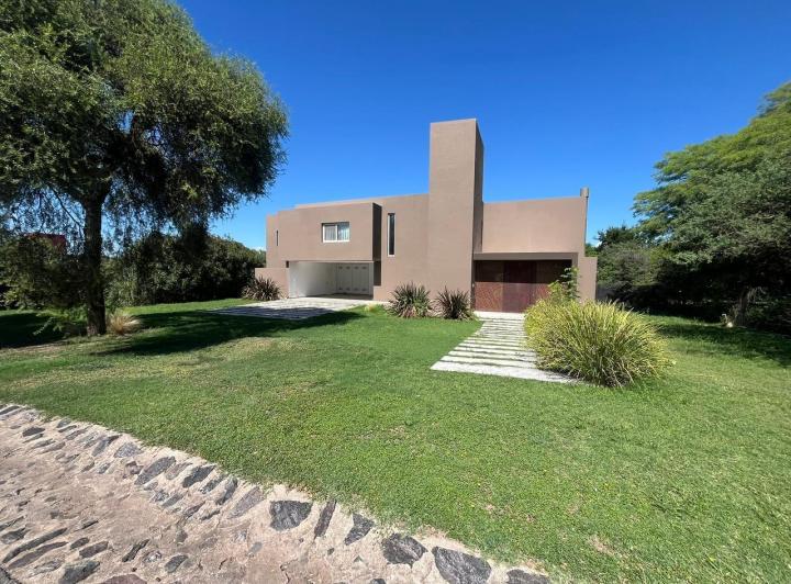 Casa · 450m² · 9 Ambientes · 2 Cocheras