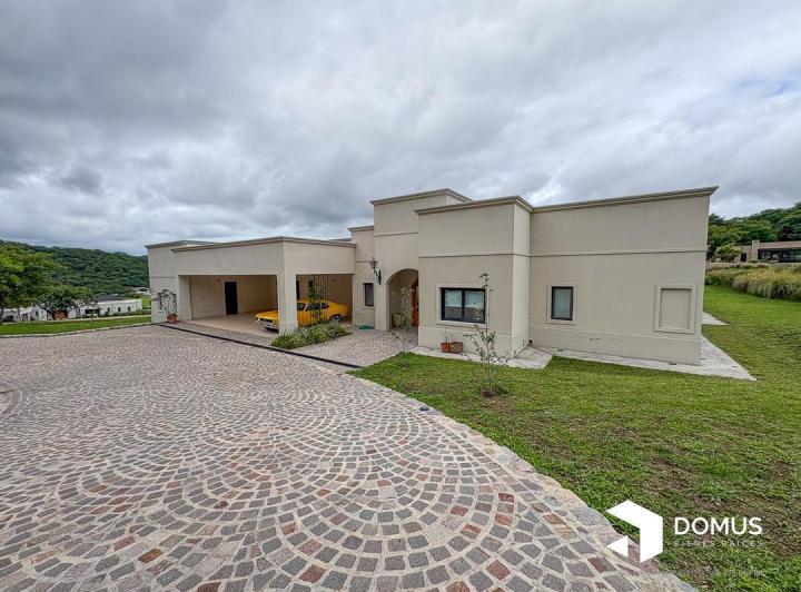 Casa · 537m² · 3 Dormitorios · 3 Cocheras