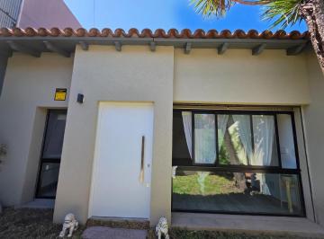 Casa · 220m² · 4 Ambientes · 1 Cochera · Casa en Venta Castelar Norte.