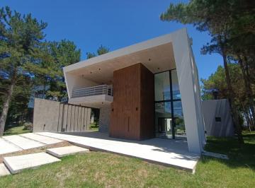 Casa · 214m² · 5 Ambientes · Casa a Estrenar en Venta en Costa Esmeralda, Barrio Residencial 1