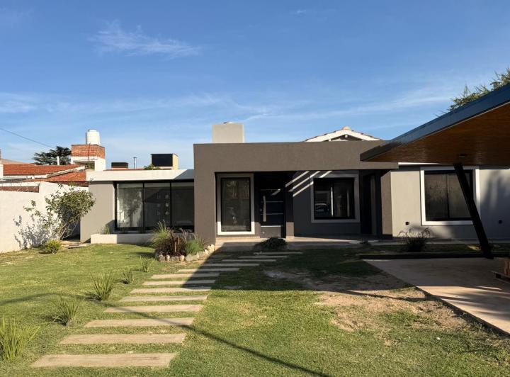 Casa · 490m² · 5 Ambientes · 2 Cocheras