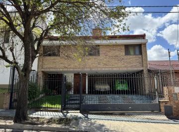 Casa · 344m² · 10 Ambientes · 4 Cocheras · En Venta Amplia Casa en El Corazón de Villa Cabrera — Listo Para Que Te Mudes
