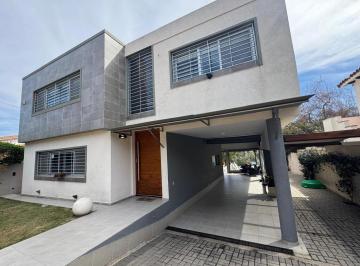 Casa · 270m² · 6 Ambientes · 2 Cocheras · Casa en Venta en Carlos Paz