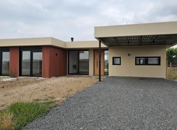 Casa · 1000m² · 4 Ambientes · 2 Cocheras · Alquiler Casa en Barrio La Juana Tres Dorm.