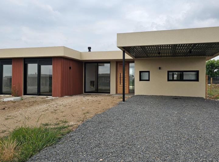 Casa · 1000m² · 4 Ambientes · 2 Cocheras