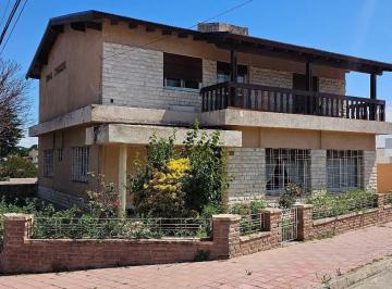 Casa · 238m² · 8 Ambientes · 1 Cochera · Casa - La Falda