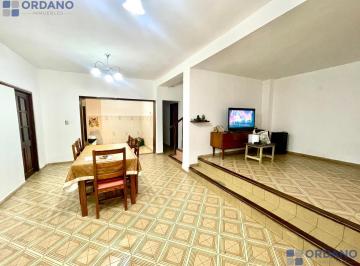 Casa · 242m² · 6 Ambientes · 1 Cochera · Casa en Pueyrredon 4 Dorm Pileta Patio