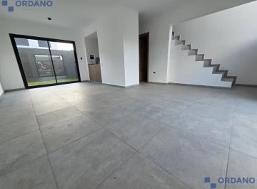 Casa · 110m² · 4 Ambientes · 2 Cocheras · Casa en Docta Urbanizacion