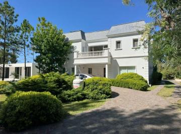 Casa · 280m² · 5 Ambientes · 1 Cochera · Casa en Venta en San Eliseo Lote de 1081 m² 4 Habitaciones