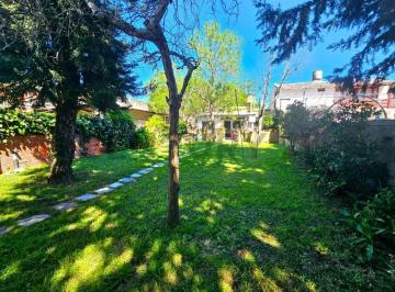 Casa · 140m² · 4 Ambientes · 2 Cocheras · Casa en Venta con Amplio Jardin