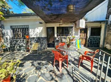 Casa · 140m² · 4 Ambientes · 2 Cocheras · Casa en Venta con Amplio Jardin