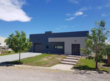 Casa · 800m² · 5 Ambientes · 1 Cochera · Venta - Casa de 3 Habitaciones - Pileta - B° Cerrado Pueblo del Sol - Neuquén Capital