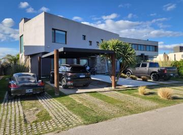 Casa · 1200m² · 8 Ambientes · 1 Cochera · Venta - Casa de 4 Habitaciones - con Pileta - B° Cerrado Costa Azul