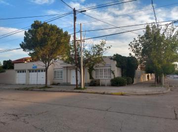 Casa · 6 Ambientes · 2 Cocheras · Venta - Apto Crédito - Casa Tres Habitaciones - Nivel Gerencial - Gral Roca - Rio Negro