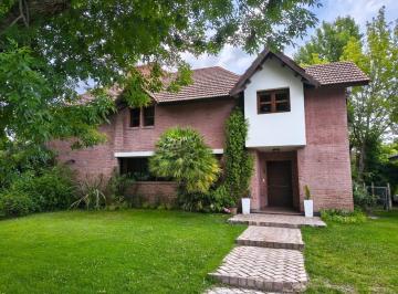 Casa · 280m² · 7 Ambientes · 1 Cochera · Rincon Club de Campo. B° Privado. Neuquén Capital. Alquiler