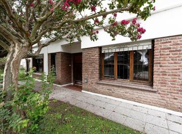 Casa · 226m² · 5 Ambientes · Casa en Venta - 4 Dorm. 2 Baños - Cochera - 464 m² - Mar del Plata