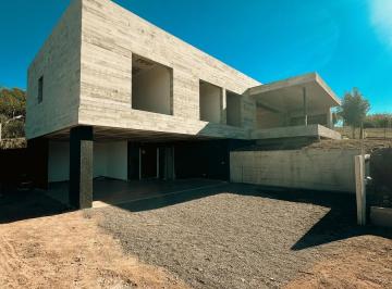 Casa · 340m² · 10 Ambientes · 4 Cocheras · Casa en Venta de 3 Dorm. - Estancia El Terrón